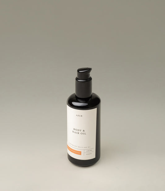 Azur's natural hair and body oil comes in a 200ml, sustainable UV protected dark glass. The bottle has a pump on the top to measure the right amount each time you use the product.