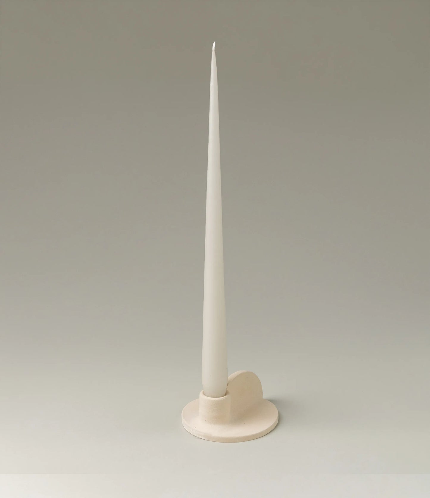 Ester&Erik Taper Candle coming in an an ivory shade. The product is showcased in Myrtha Candleholder from Alfareria La Nava. The subtle withe color fits perfectly the natural shade of the candleholder.