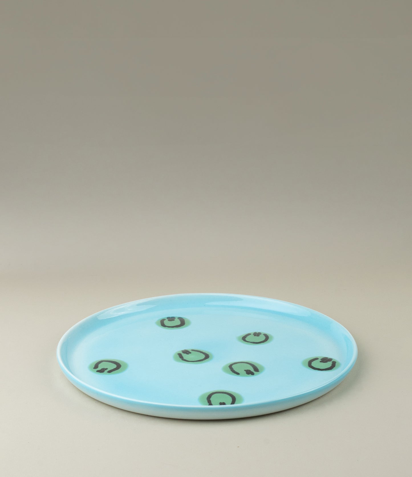 Frizbee Ceramics' Plate coming with the Blue Alien pattern on a light blue base.