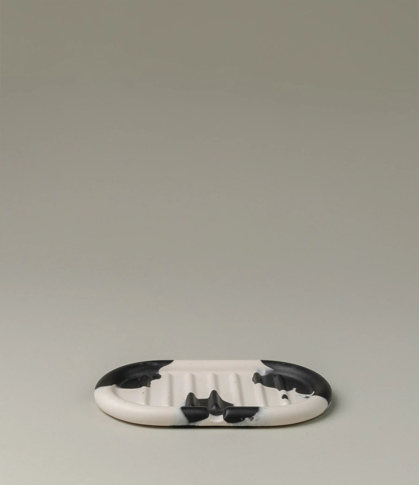 Soap dish from Gritful in a monochrome black and white color. The item has a rounded shape, fits perfectly with our soaps from Azur Natural Bodycare.