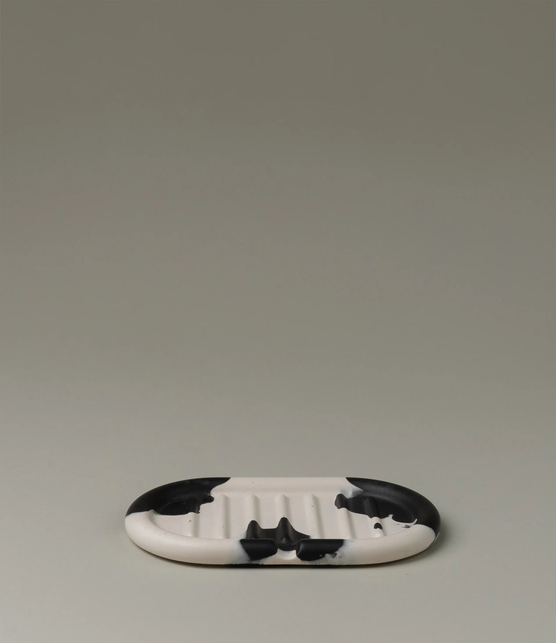 Soap dish from Gritful in a monochrome black and white color. The item has a rounded shape, fits perfectly with our soaps from Azur Natural Bodycare.