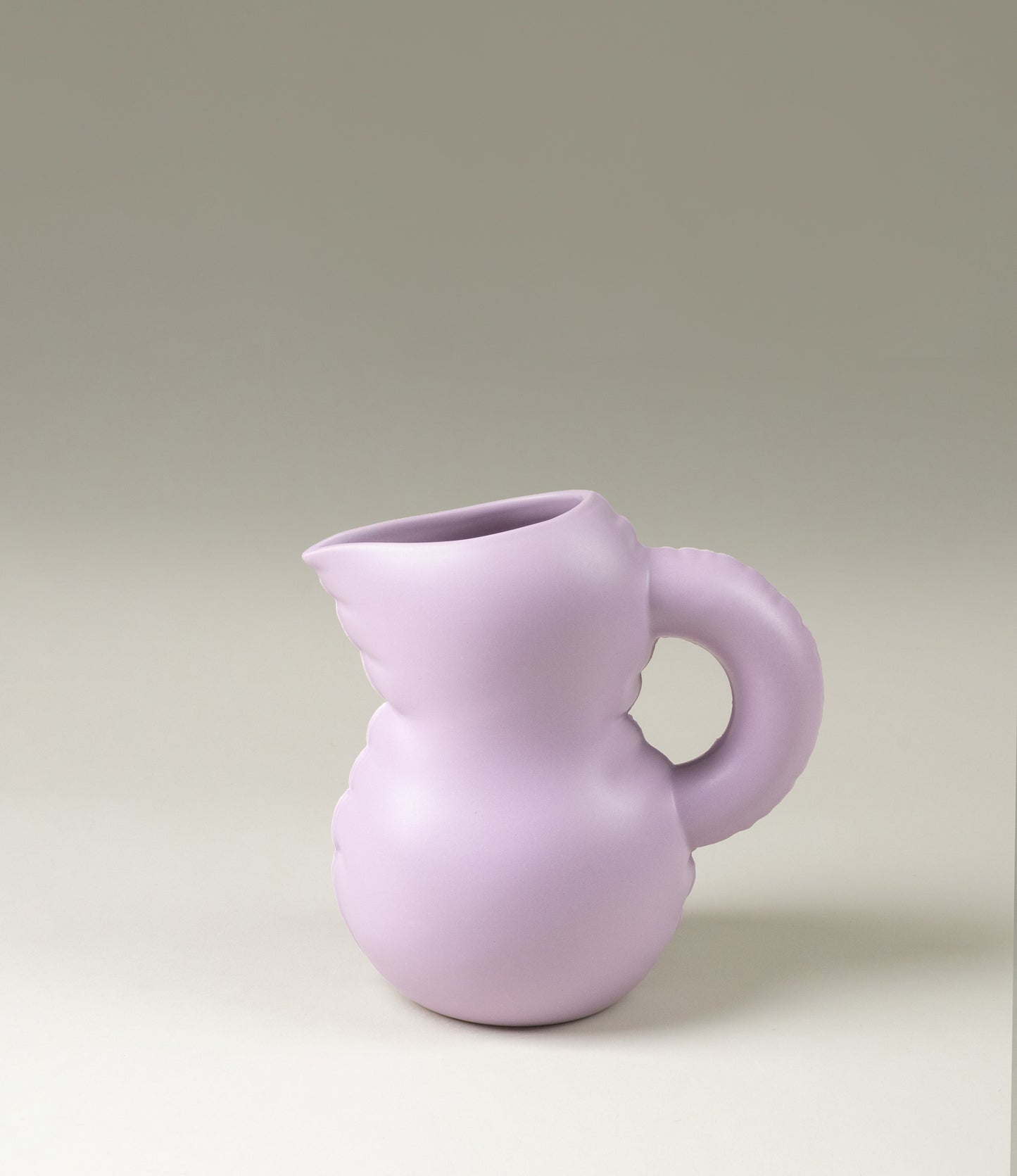 Jug called 'Emily' from Homestudyo comes in the soothing pastel lila color. The product looks like an inflated balloon but was made from a sturdy ceramic material.