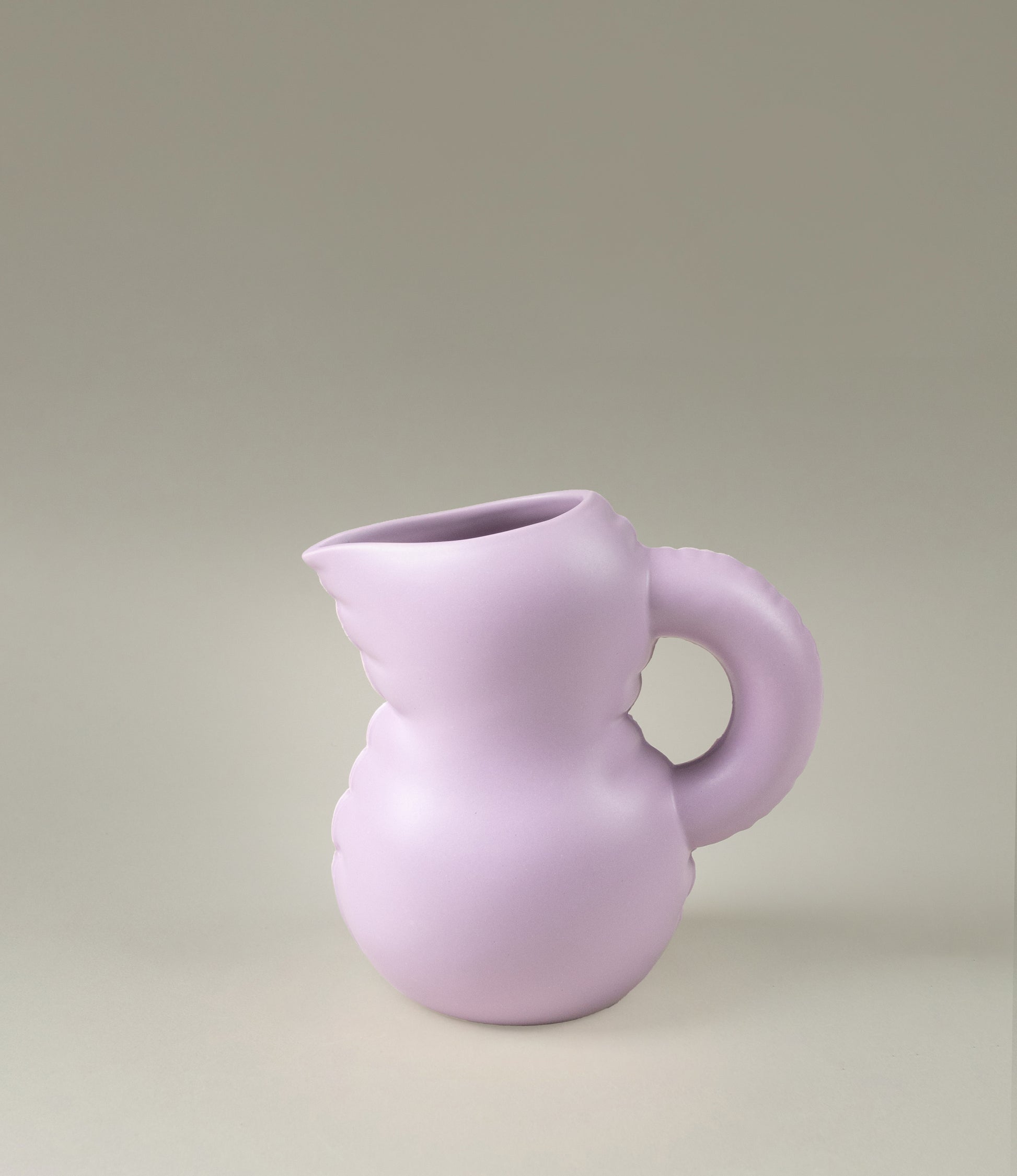 Jug called 'Emily' from Homestudyo comes in the soothing pastel lila color. The product looks like an inflated balloon but was made from a sturdy ceramic material.