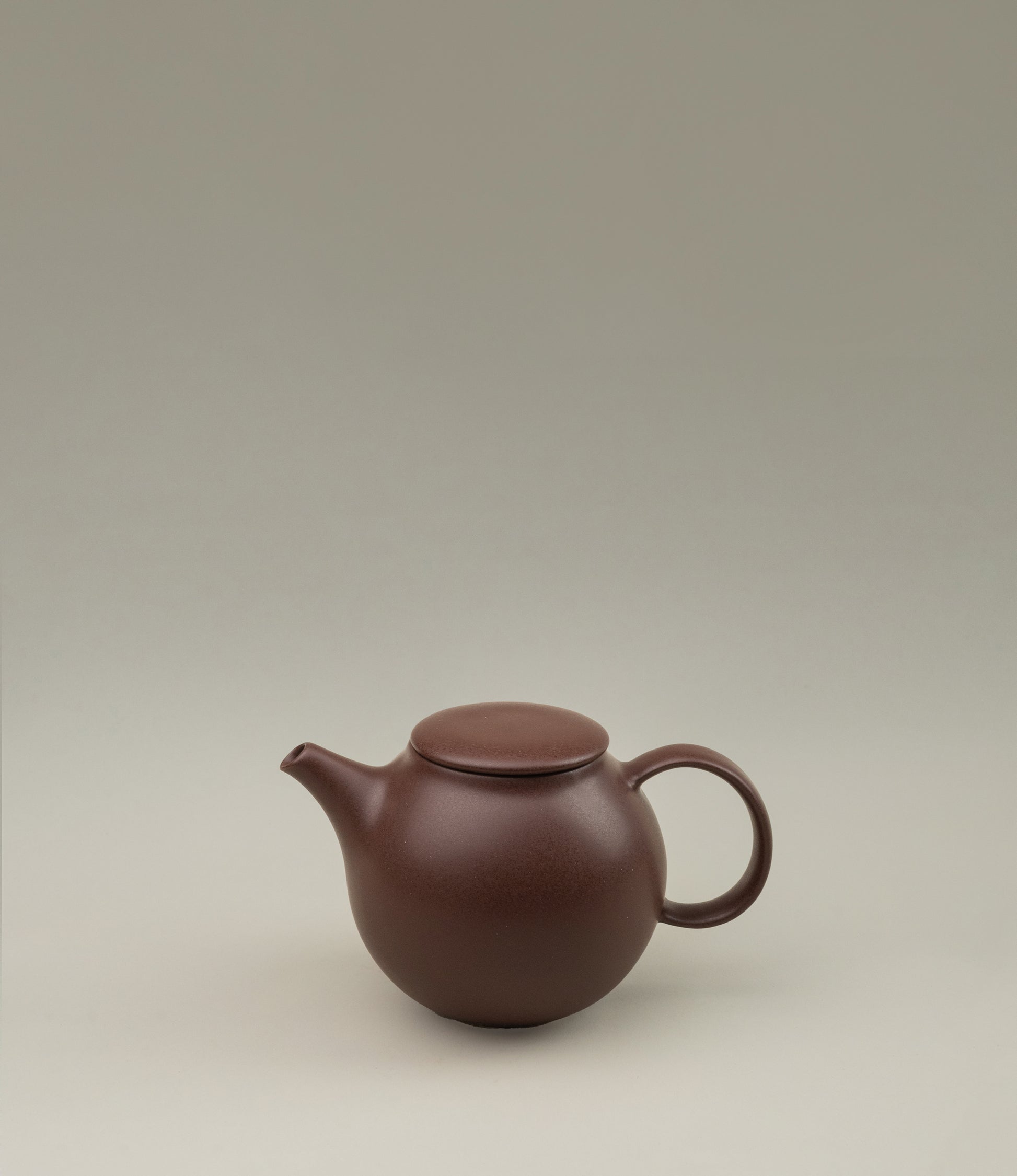 Pebble Tea Pot from the japanese brand Kinto is a small sized item. It can hold 500ml of liqued and it comes in the two minimalist colors, white and brown.