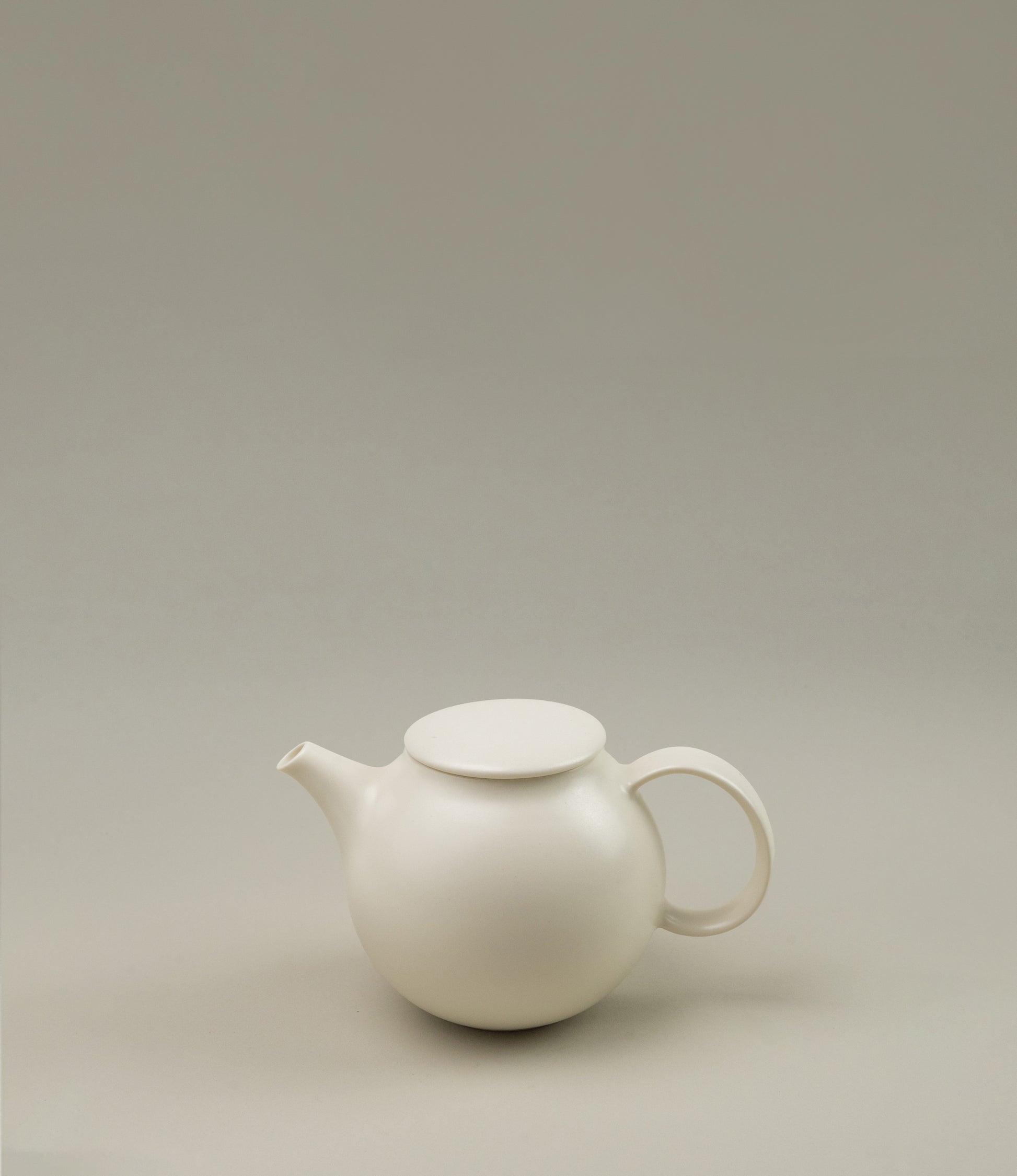 Pebble Tea Pot from the japanese brand Kinto is a small sized item. It can hold 500ml of liqued and it comes in the two minimalist colors, white and brown.