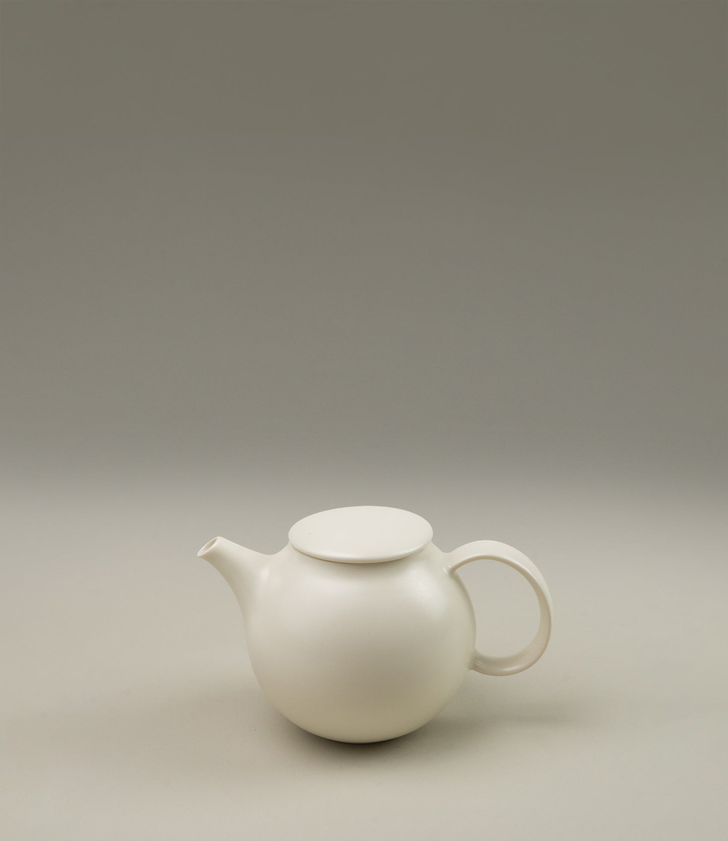 Pebble Tea Pot from the japanese brand Kinto is a small sized item. It can hold 500ml of liqued and it comes in the two minimalist colors, white and brown.