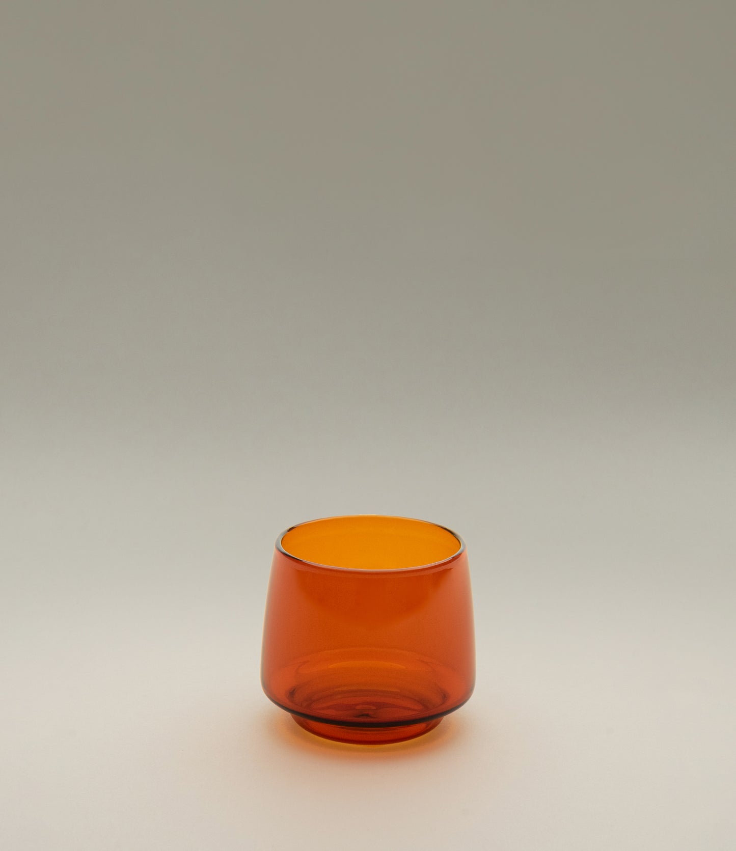 Kinto's Sepia Tumber comes in the trending amber color. The tumbler is perfect for any hot or cold beverage. The item can hold 270ml of liquid. The shape is slightly goes inwards from the bottom to the top, so its comfortable to hold.