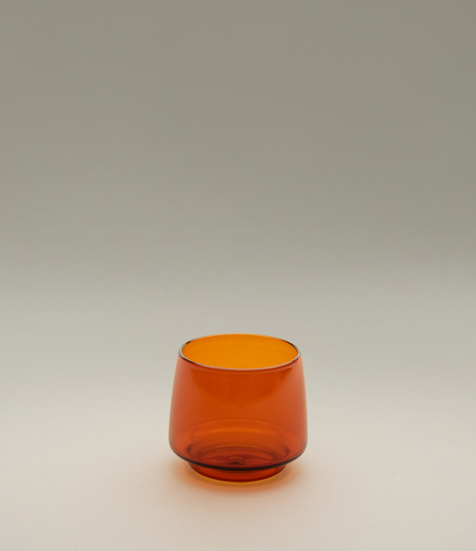 Kinto's Sepia Tumber comes in the trending amber color. The tumbler is perfect for any hot or cold beverage. The item can hold 270ml of liquid. The shape is slightly goes inwards from the bottom to the top, so its comfortable to hold.