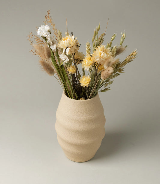 Dried flower bouquet in a neutral color hue. Fits perfectly any vase in any color. In this picture you can see the bouquet placed in Aonia Vase from Ocactuu.