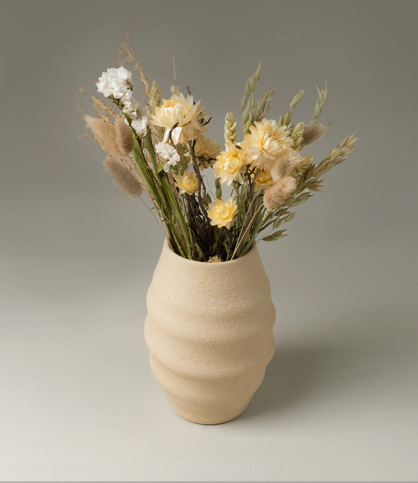 Dried flower bouquet in a neutral color hue. Fits perfectly any vase in any color. In this picture you can see the bouquet placed in Aonia Vase from Ocactuu.